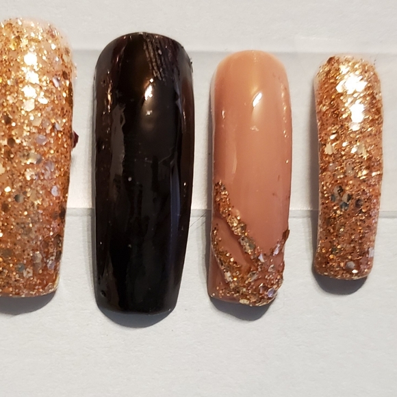Black n Gold Nails - Picture 3 of 3
